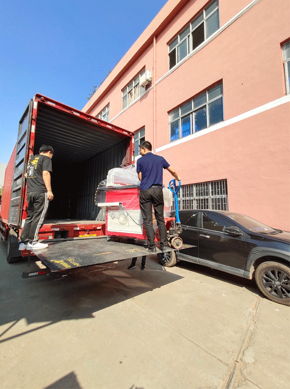 數控鉆孔機終于裝上車啦！